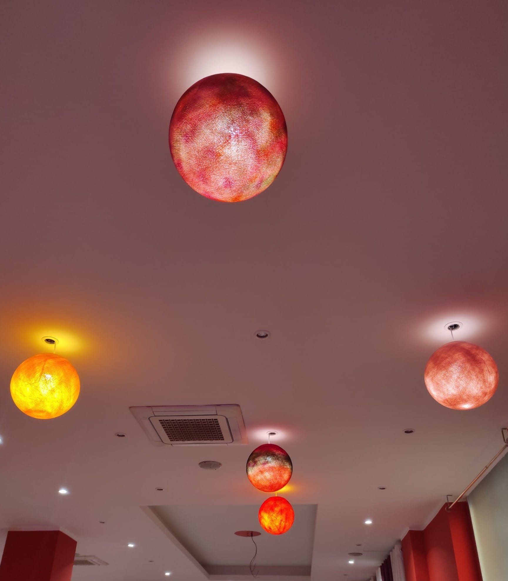 particolare delle lampade usate in una delle sale del ristorante