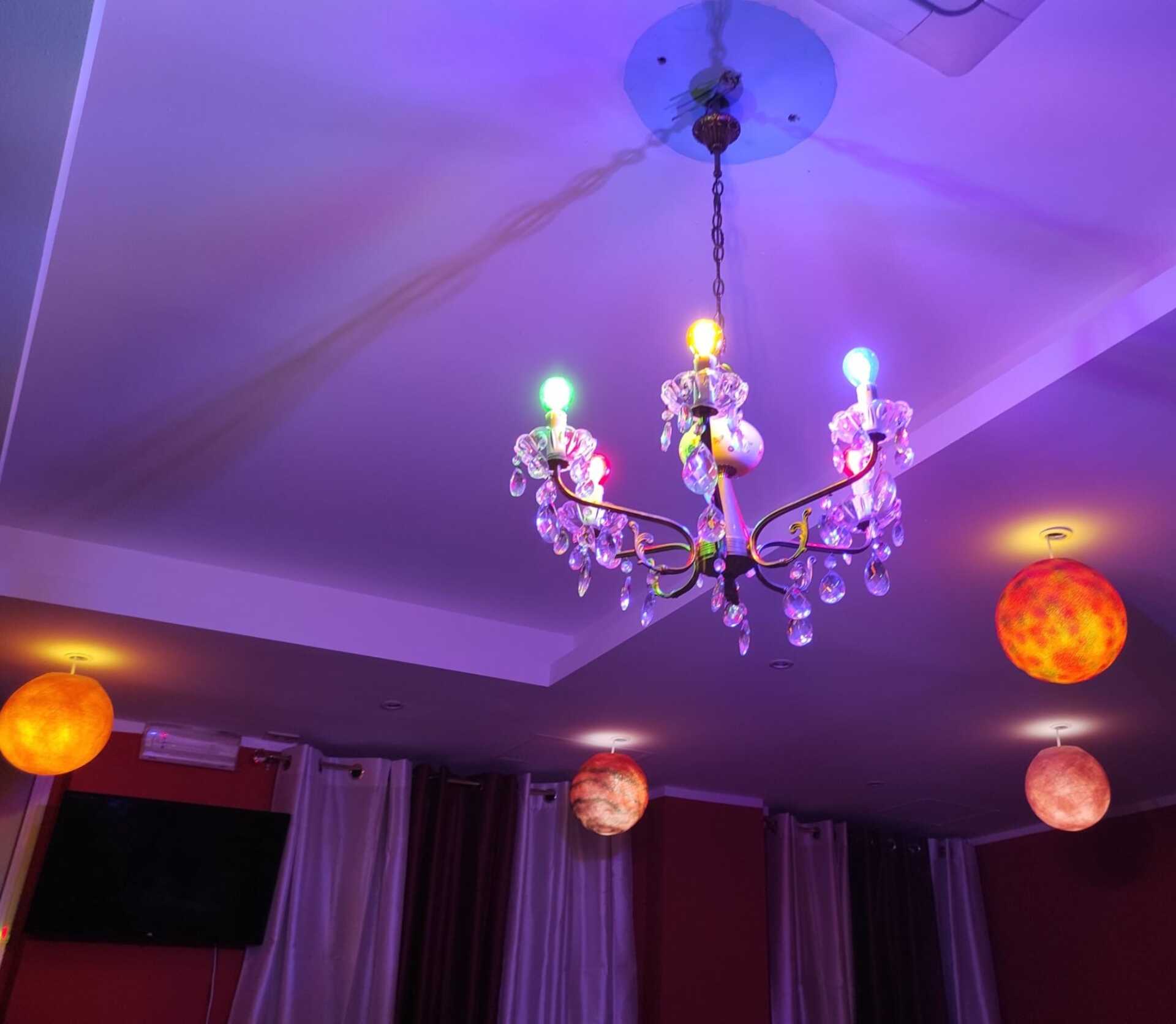 Una sala del ristorante colorata con luci violette