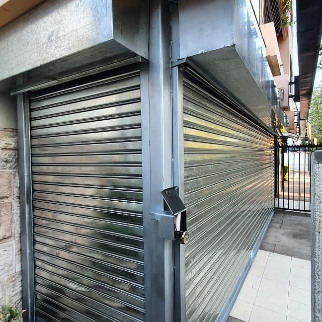 Una puerta de garaje de acero inoxidable con cerradura.