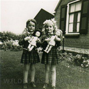 2 Poppenzussen in 1966, rechts ben ik