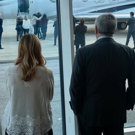 Trentini e Burlò atterrati a Ciampino, ad accoglierli la Premier Meloni e Tajani; “Oggi siamo felici ma ad un prezzo altissimo