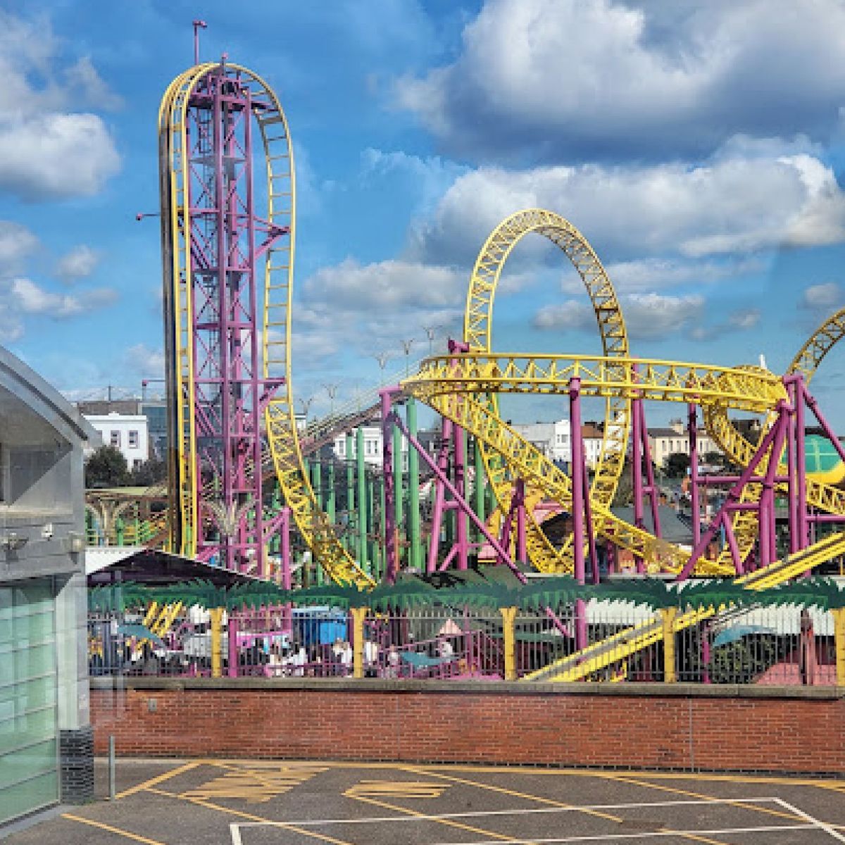 Picture of an amusement park