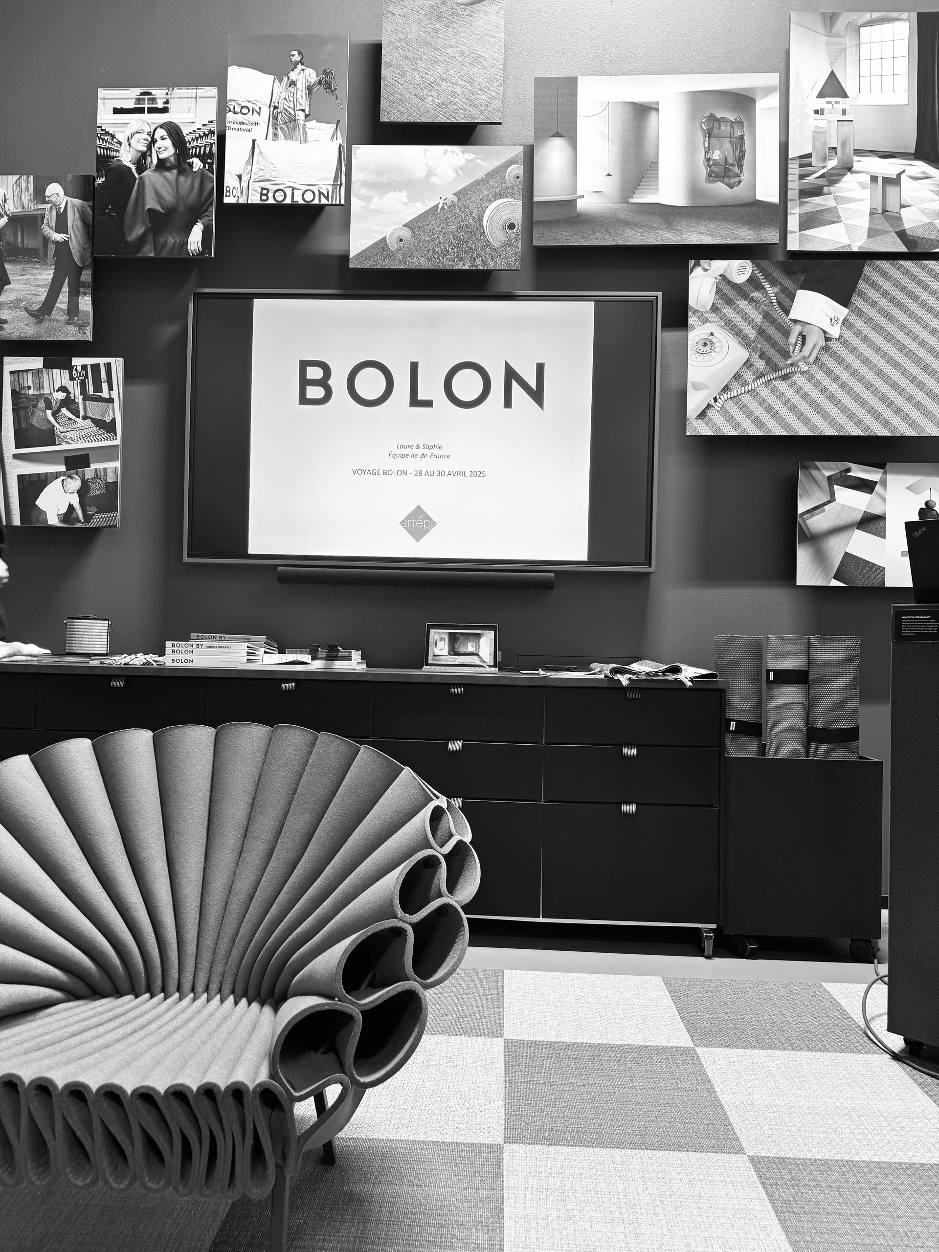 Un salon avec un canapé, une table, des chaises et une télévision.