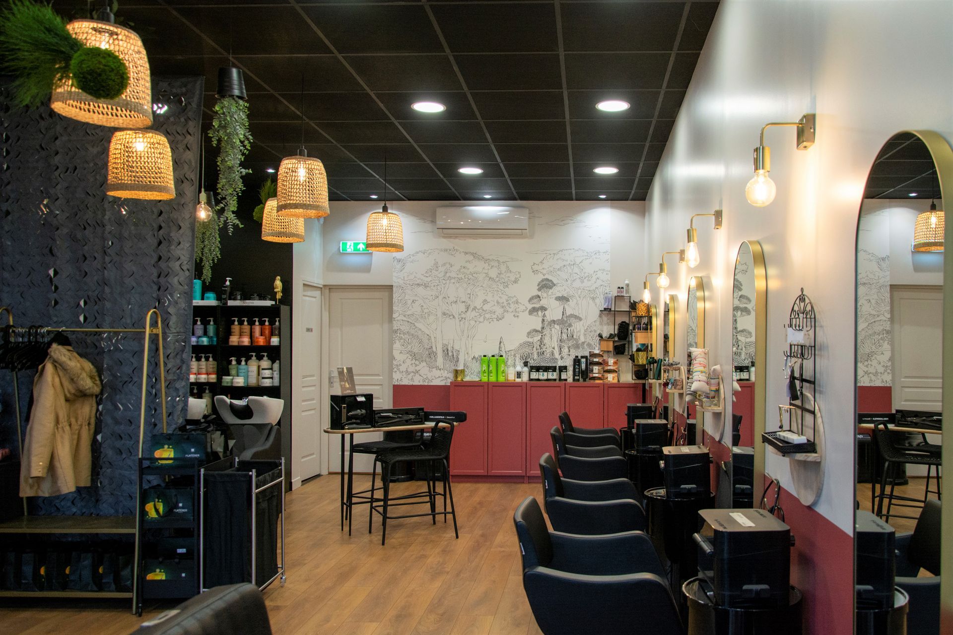 Un salon avec un canapé, une table, des chaises et une télévision.