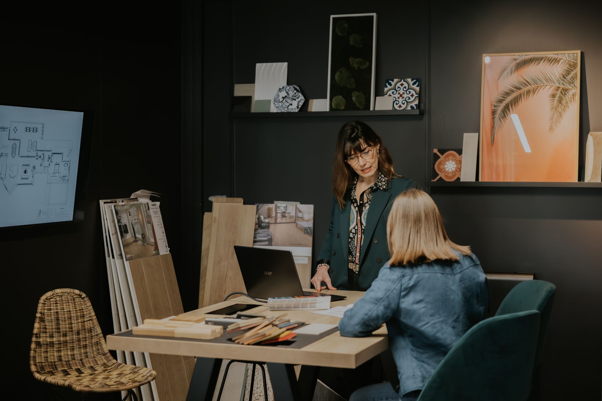 Deux femmes sont assises à une table et regardent un morceau de papier.