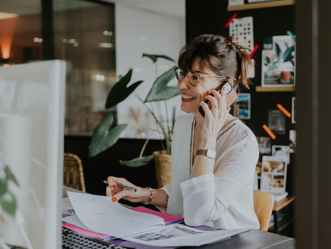 Une femme est assise à un bureau dans un bureau.