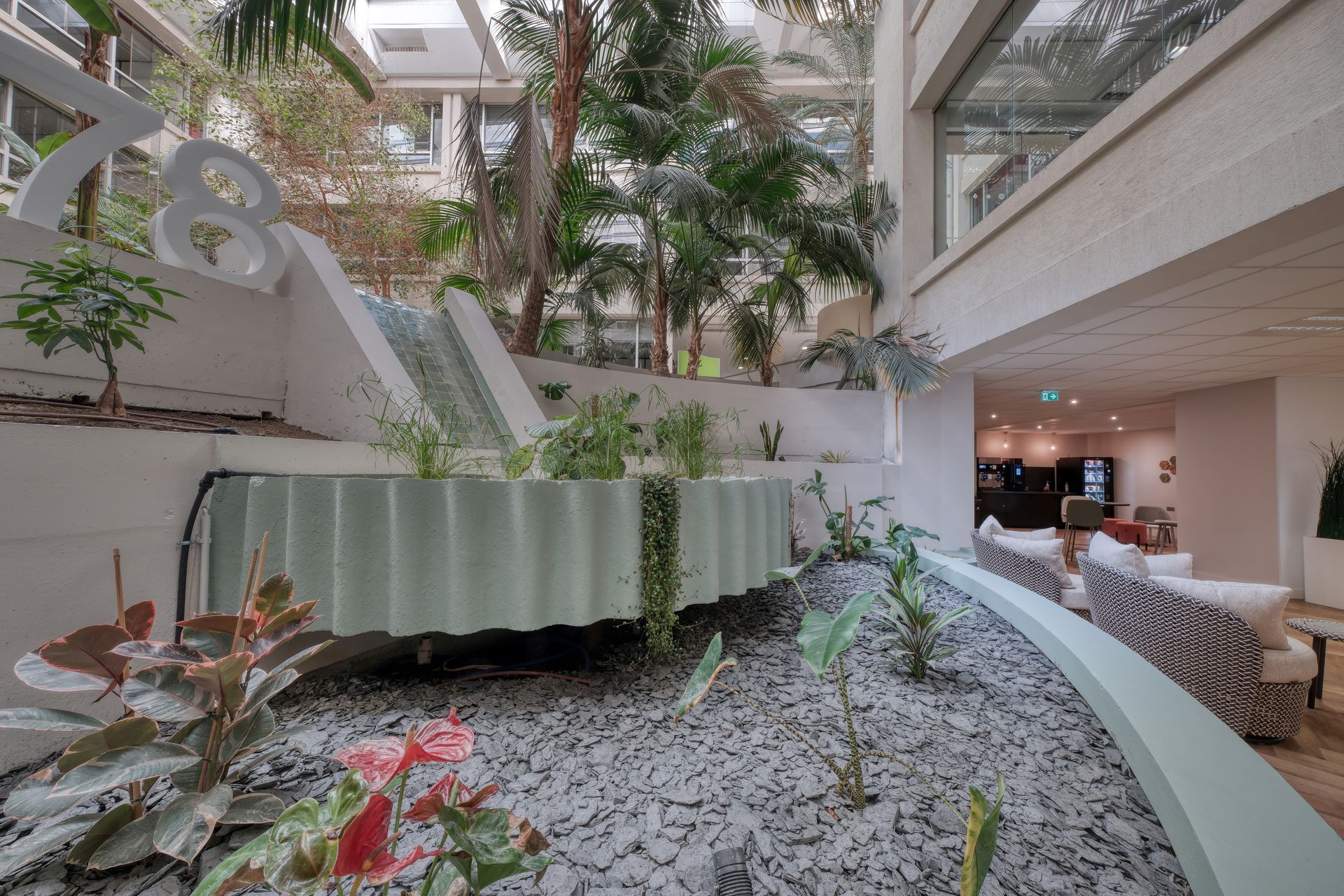 Un grand bâtiment avec une cascade au milieu