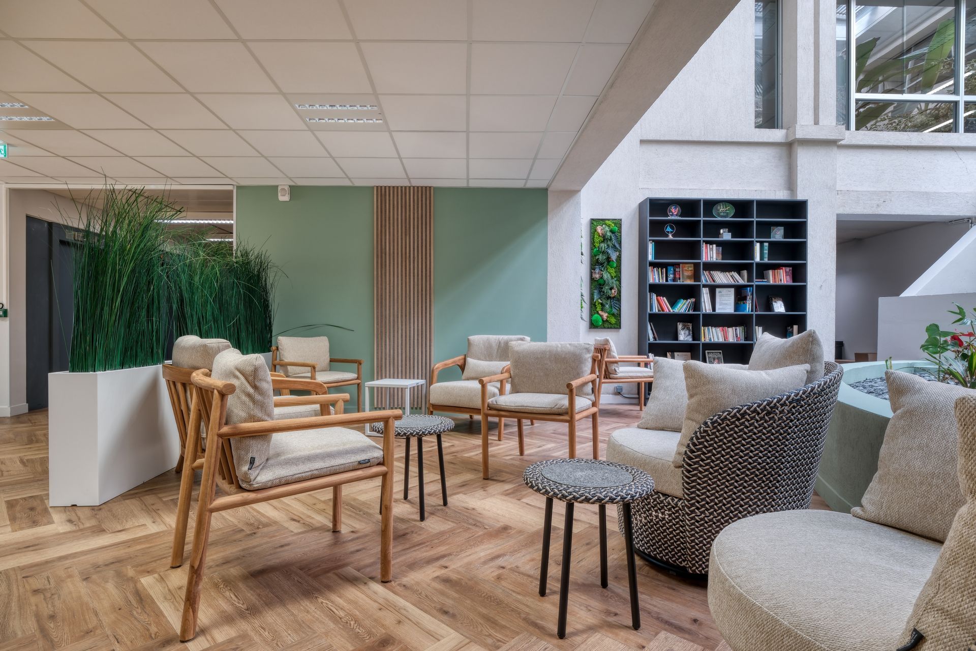 Il y a beaucoup de chaises et de tables dans la pièce.