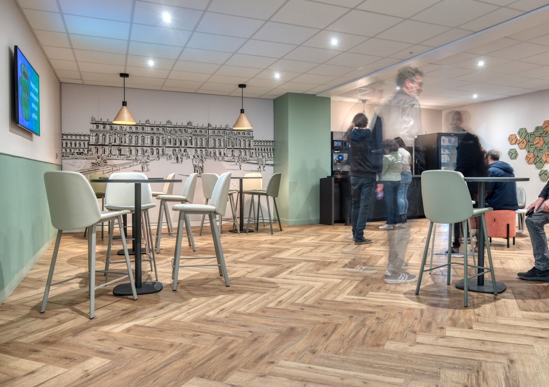 Rénovation d'espaces pour une Administration Un groupe de personnes se tient autour de tables et de chaises dans une pièce.