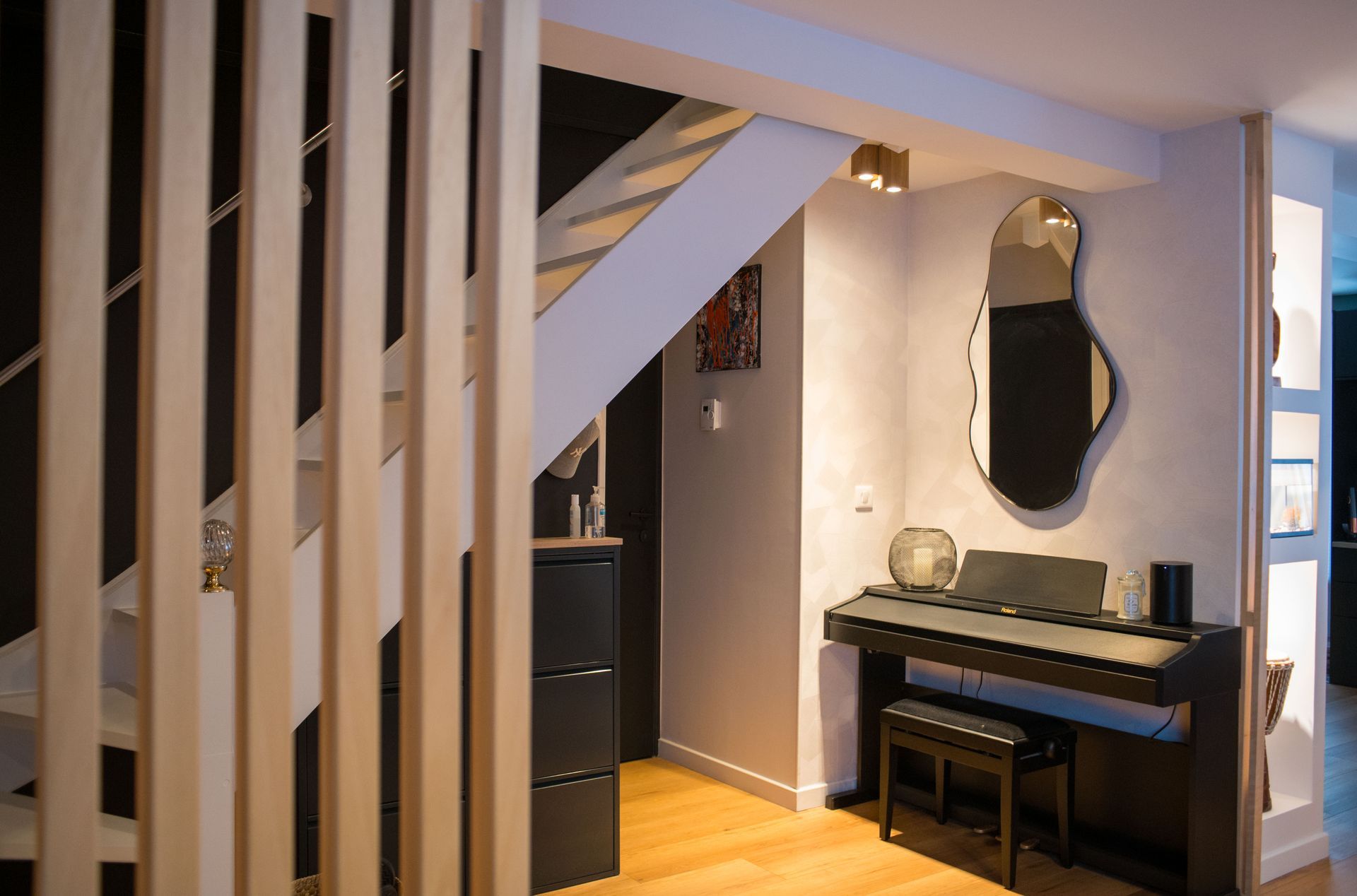 Il y a un piano sous l'escalier dans le couloir.