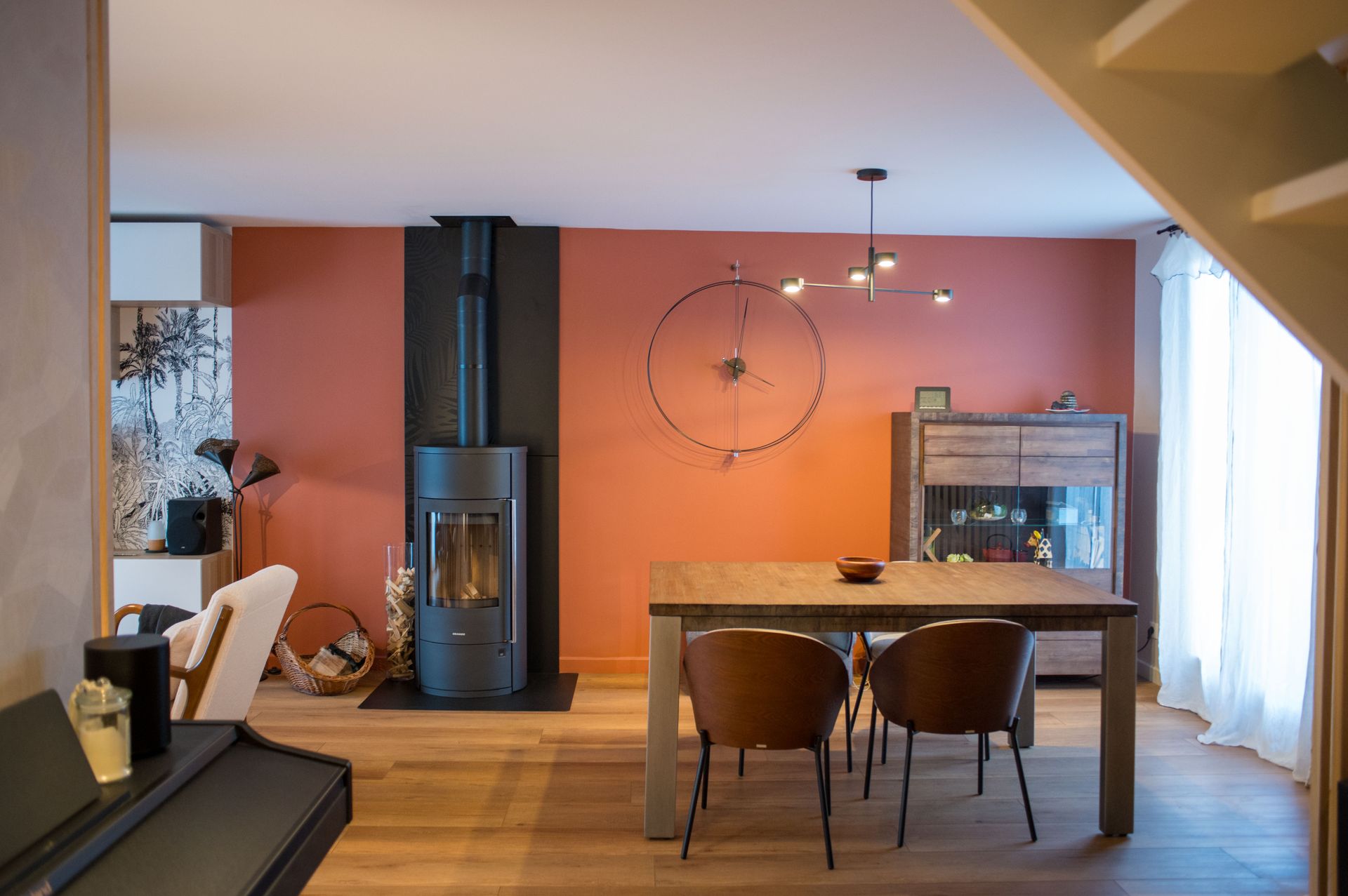 Une salle à manger avec une table et des chaises et une cheminée.