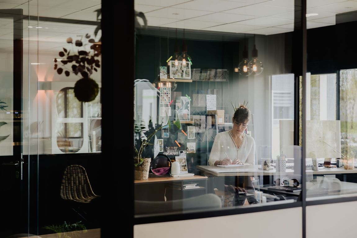 Une femme est assise à un bureau dans un bureau.