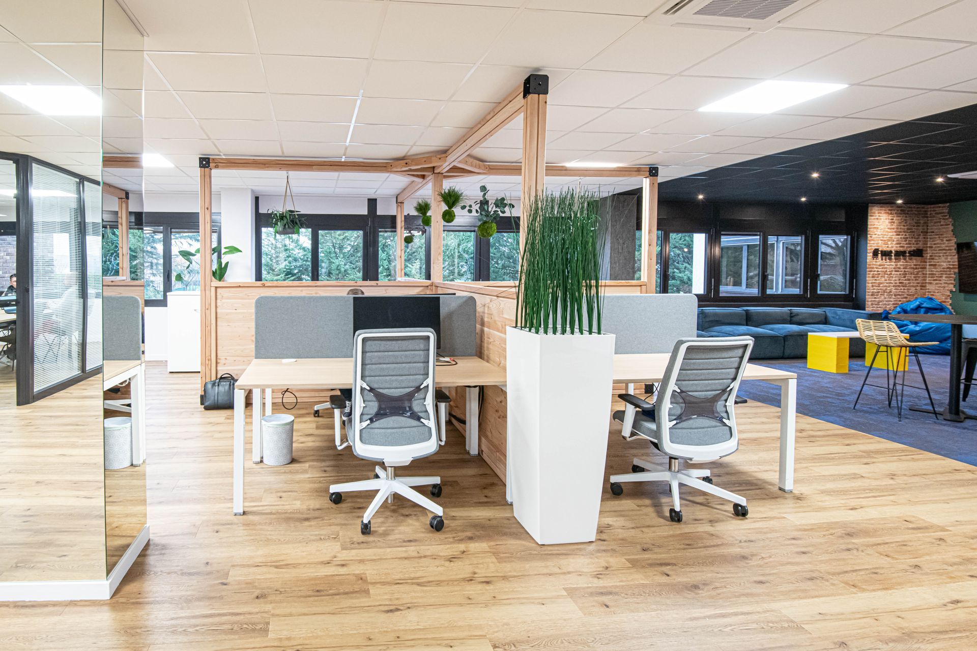 Rénovation complète Start-up 200 m² Un grand bureau avec beaucoup de bureaux et de chaises.