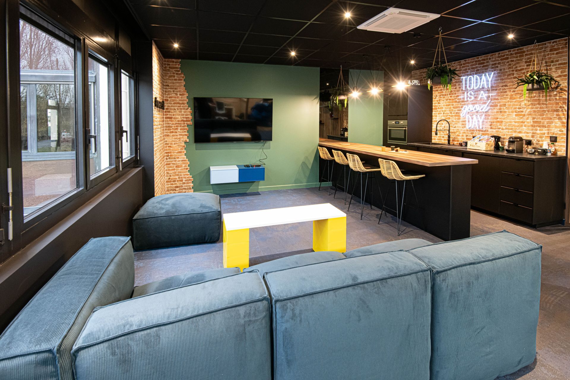 Un salon avec un canapé, une table et une télévision.