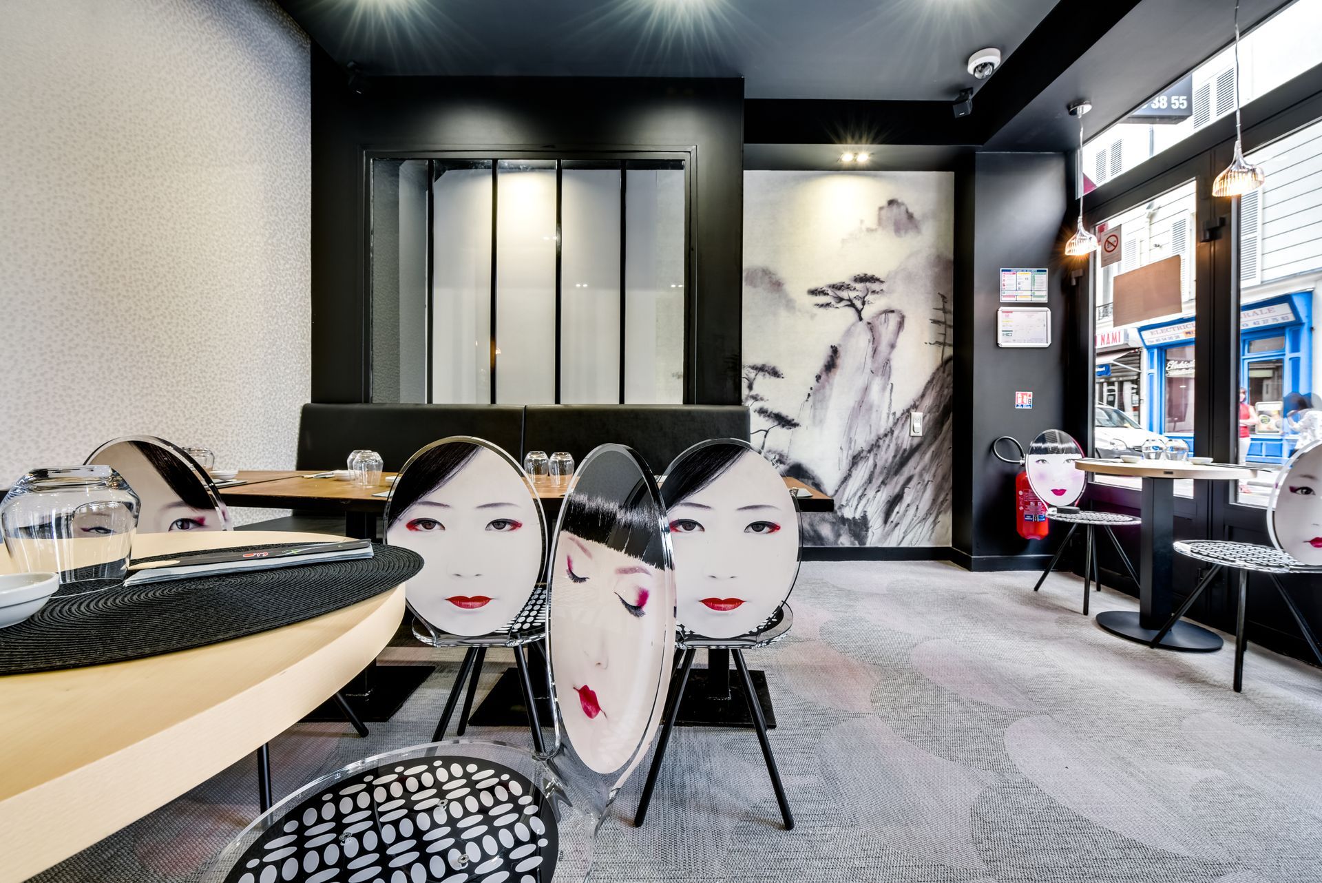 Un restaurant avec des tables et des chaises avec des visages dessus