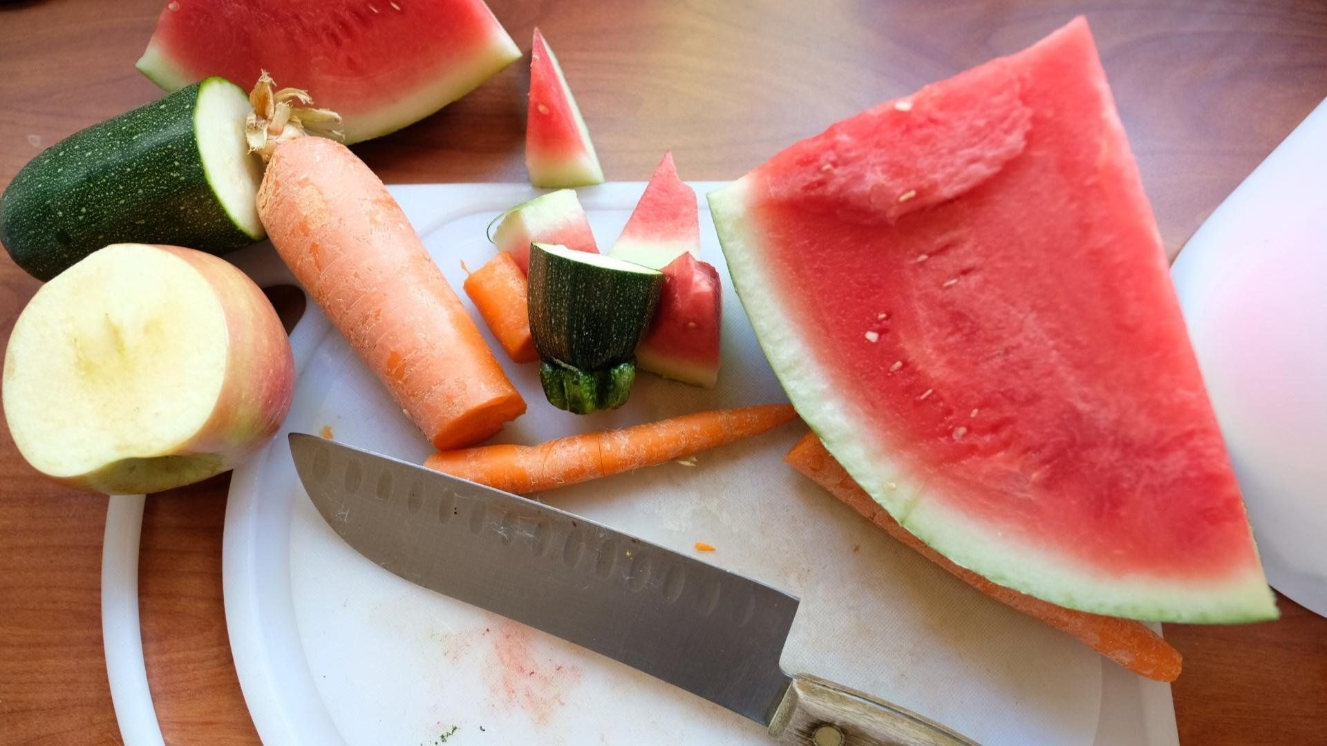 A plate of fruit