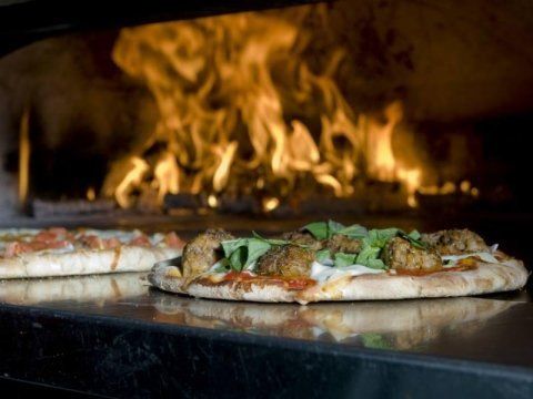 Pizze in forno a legna