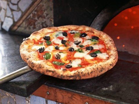 Pizza in forno a legna