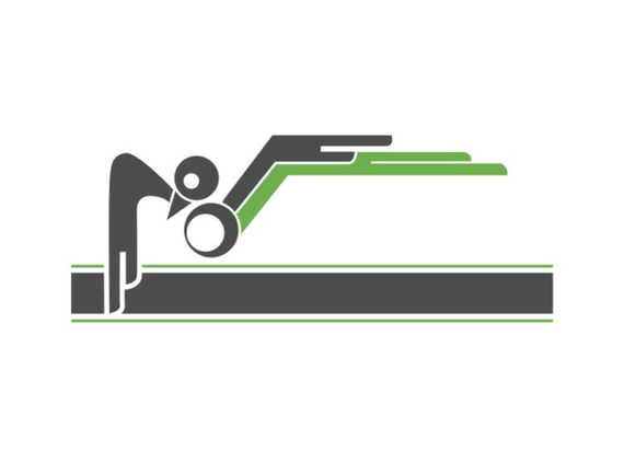 Ein stilisiertes Logo mit einem Schwimmer in Tauchpose, dargestellt in grauen und grünen geometrischen Formen über einer horizontalen Linie.