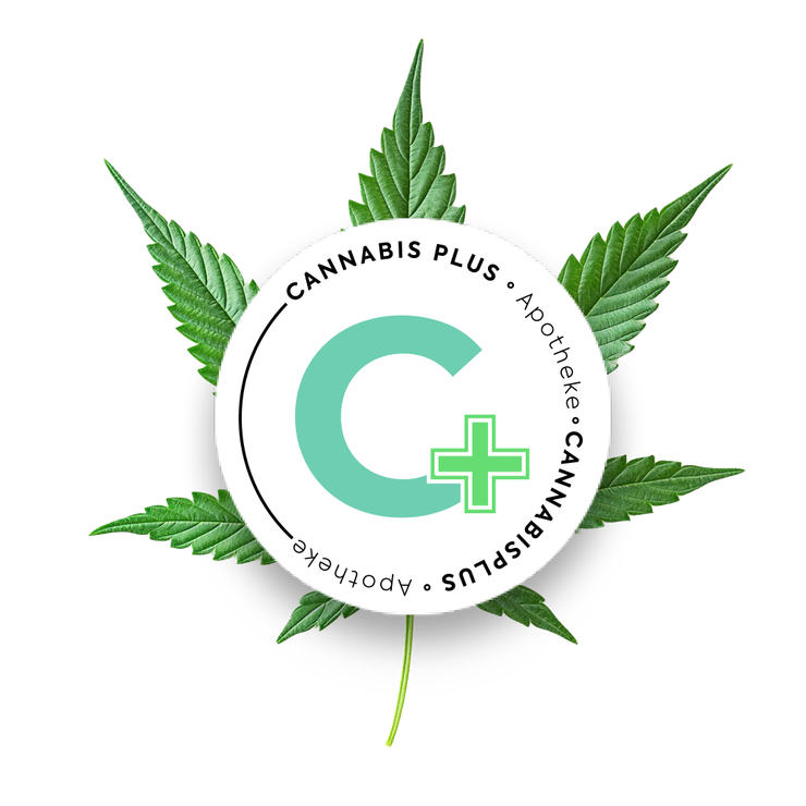 Ein weißes, kreisförmiges Logo mit einem grünen „C+“ und dem Text „CANNABIS PLUS - Apotheke“ über einem grünen Cannabisblatt.
