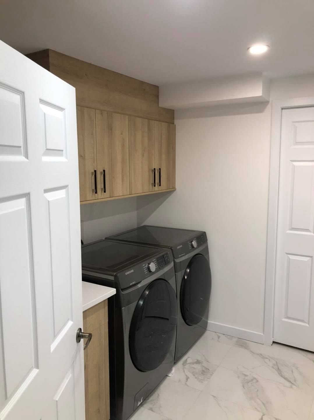 Une buanderie avec une laveuse et une sécheuse à l'intérieur.