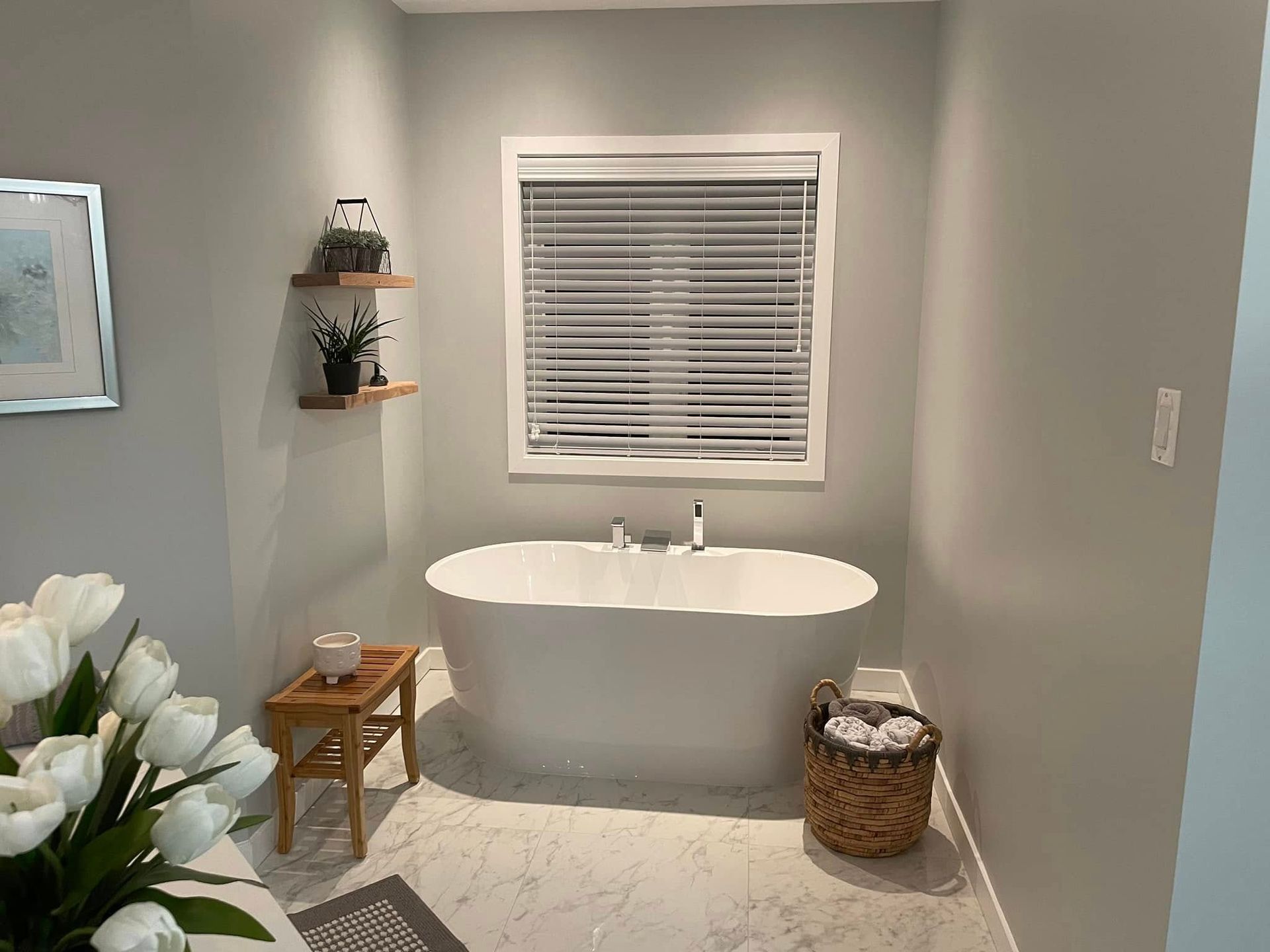 Une salle de bain avec baignoire et fenêtre.