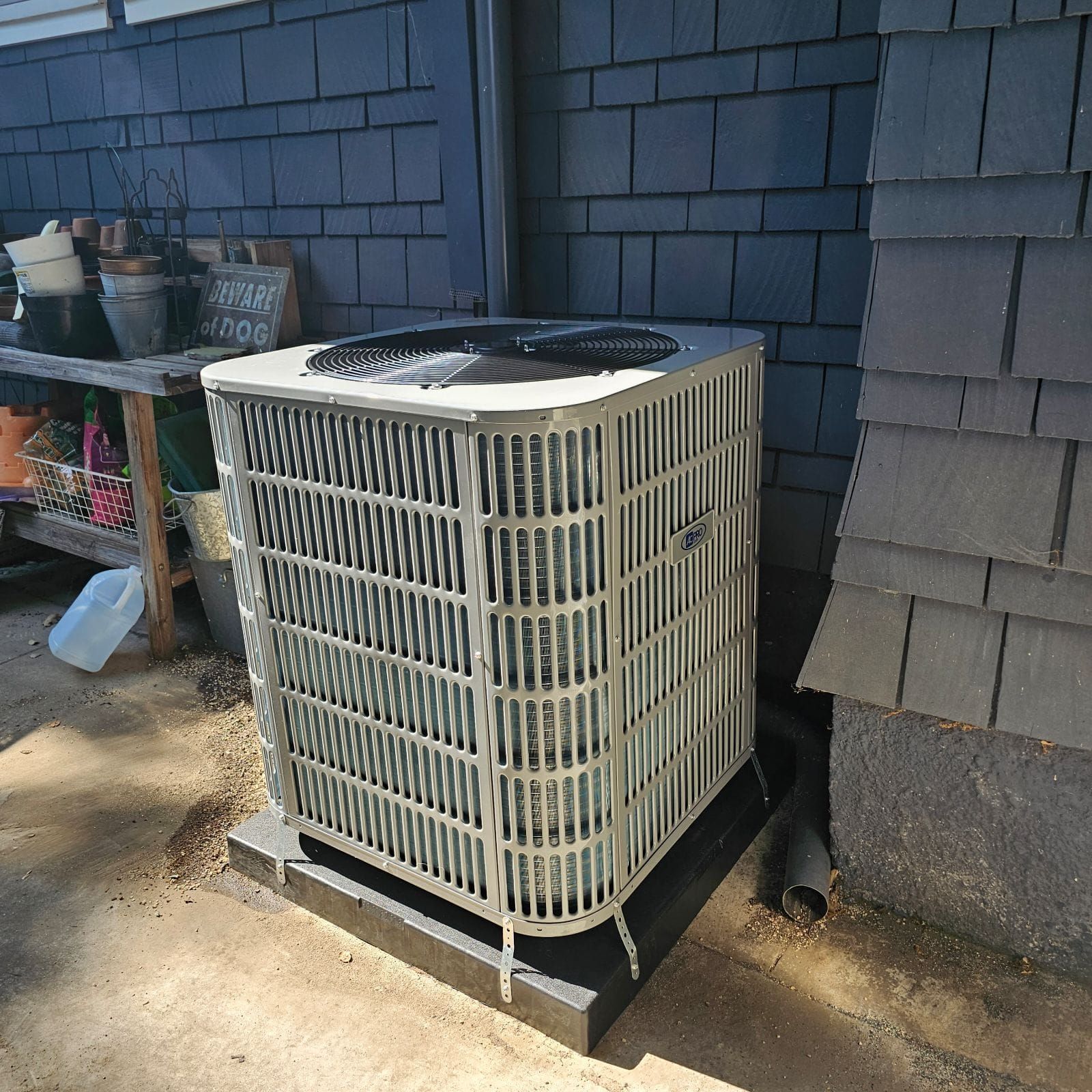 A large air conditioner is sitting on the side of a building.