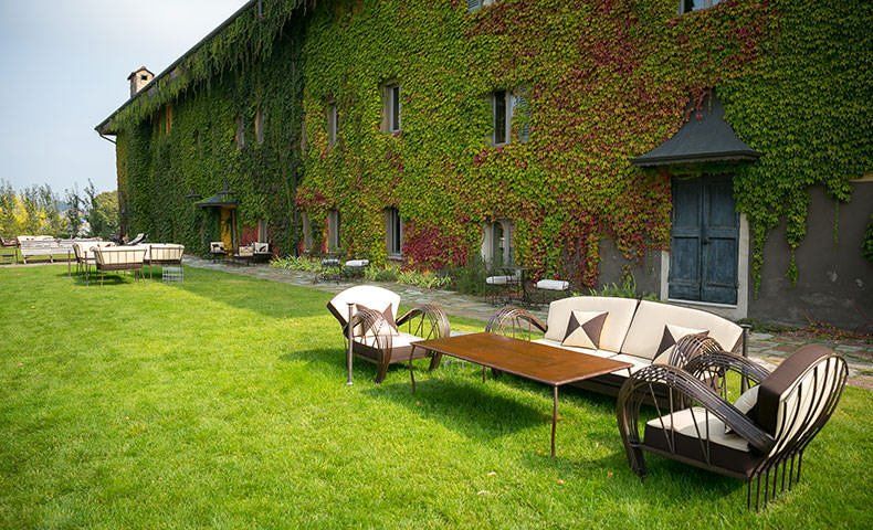 Slow mornings, crisp air, and good company. This is what Italian countryside charm looks like.