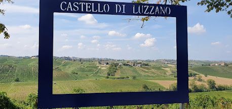 A sign that says castello di luzzano on it