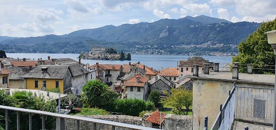 A view of a city with a lake and mountains in the background.