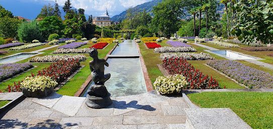 A fountain in the middle of the garden.