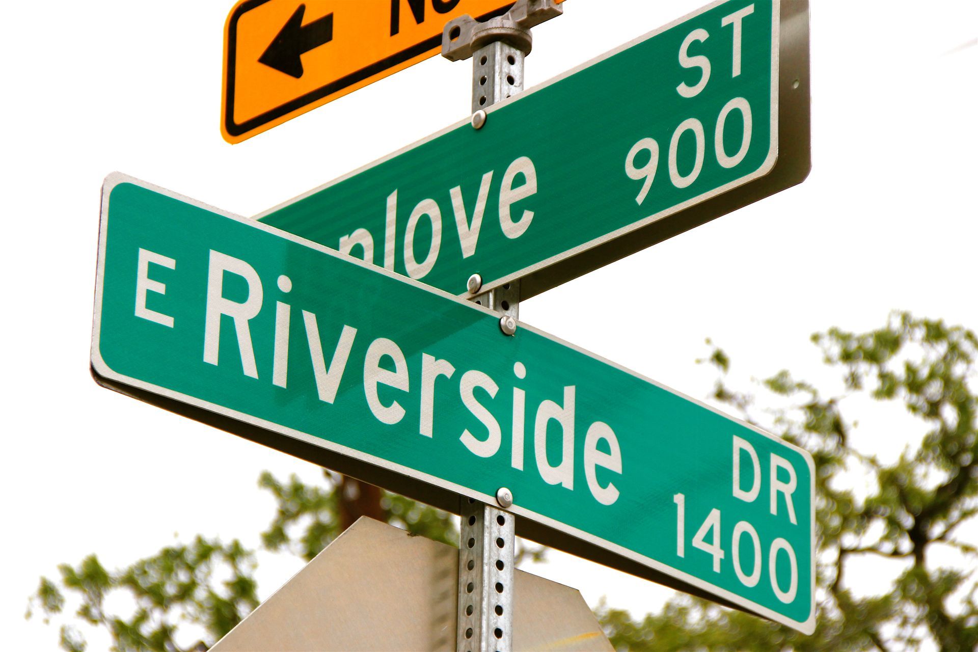 E. Riverside street sign