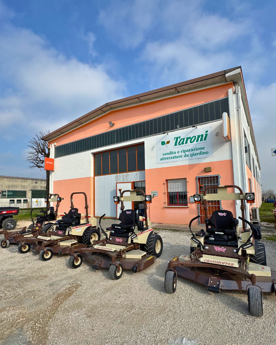 TARONI SNC è concessionario Grasshopper Mowers, trattori tagliaerba professionali mulching nella provincia di Brescia, vicino a Mantova, Cremona e Verona, nelle zone limitrofe del Lago di Garda.