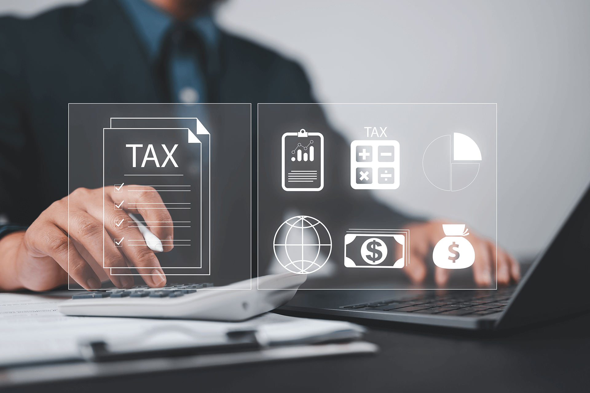 Homem de camisa social e paletó. Uma mão está digitando no notebook e outra mão está digitando em uma calculadora. Também há uma tela virtual com ícones fiscais (impostos e receitas).