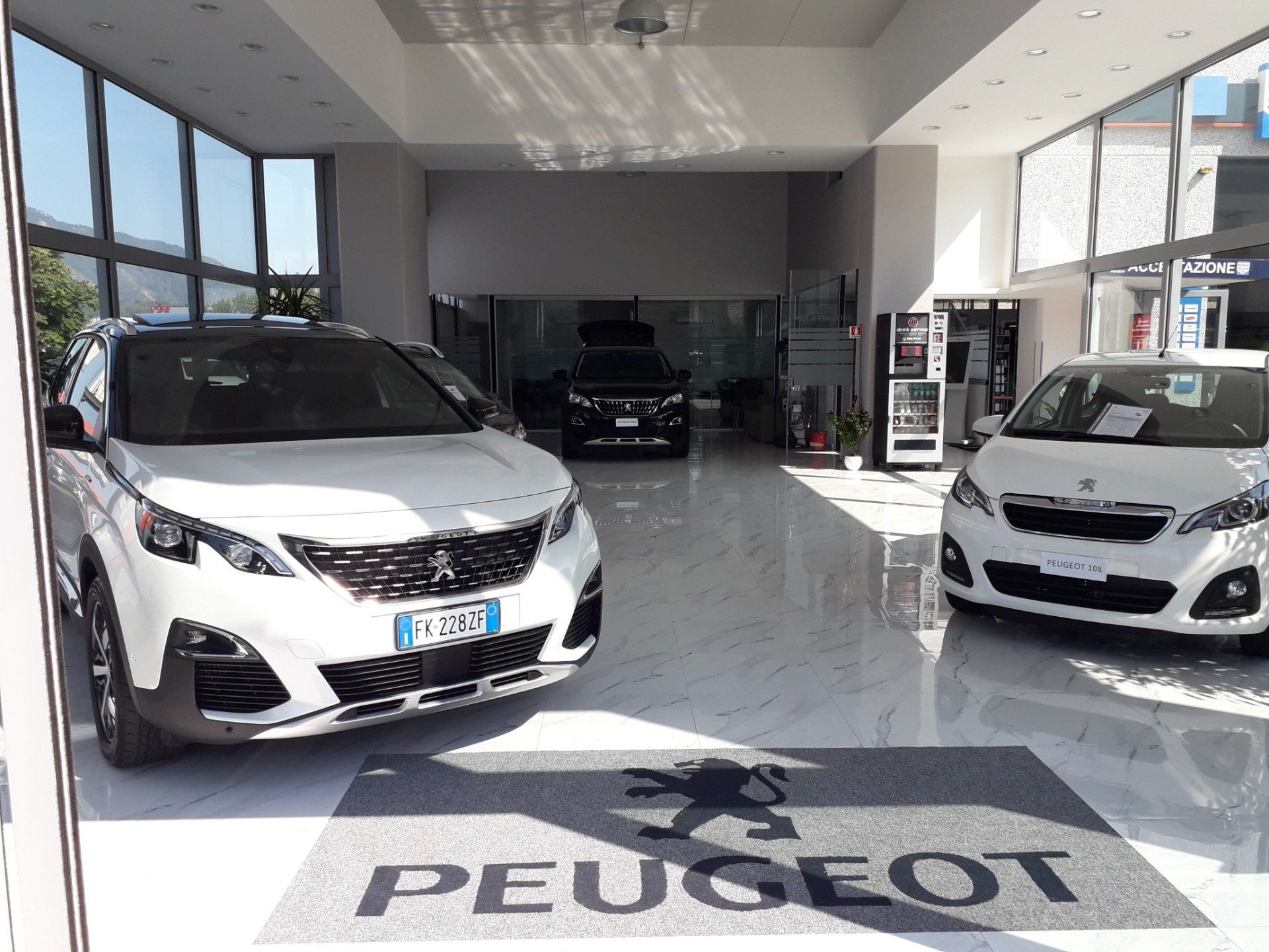 esposizione auto peugeot
