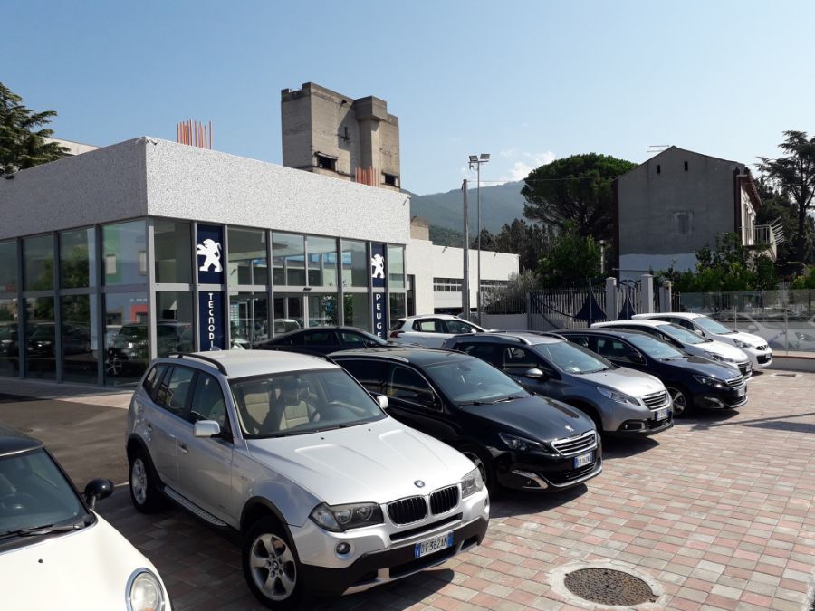 esposizione di auto peugeot