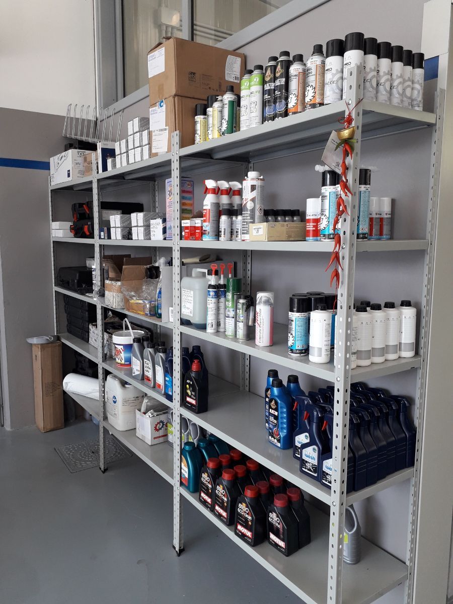 esposizione di prodotti per auto