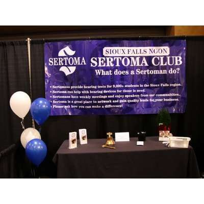 A table with balloons and a sign that says ' sioux falls noon ' on it