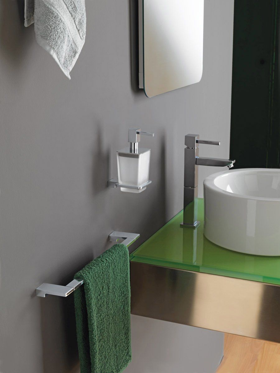 bagno con arredo moderno