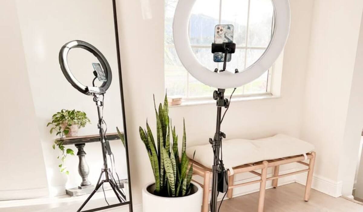 Minimalist tripod camera and ring light setup