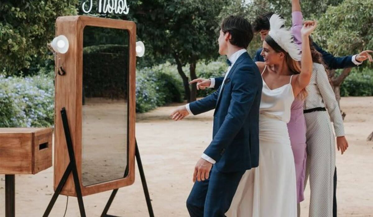 mirror photo booth wedding