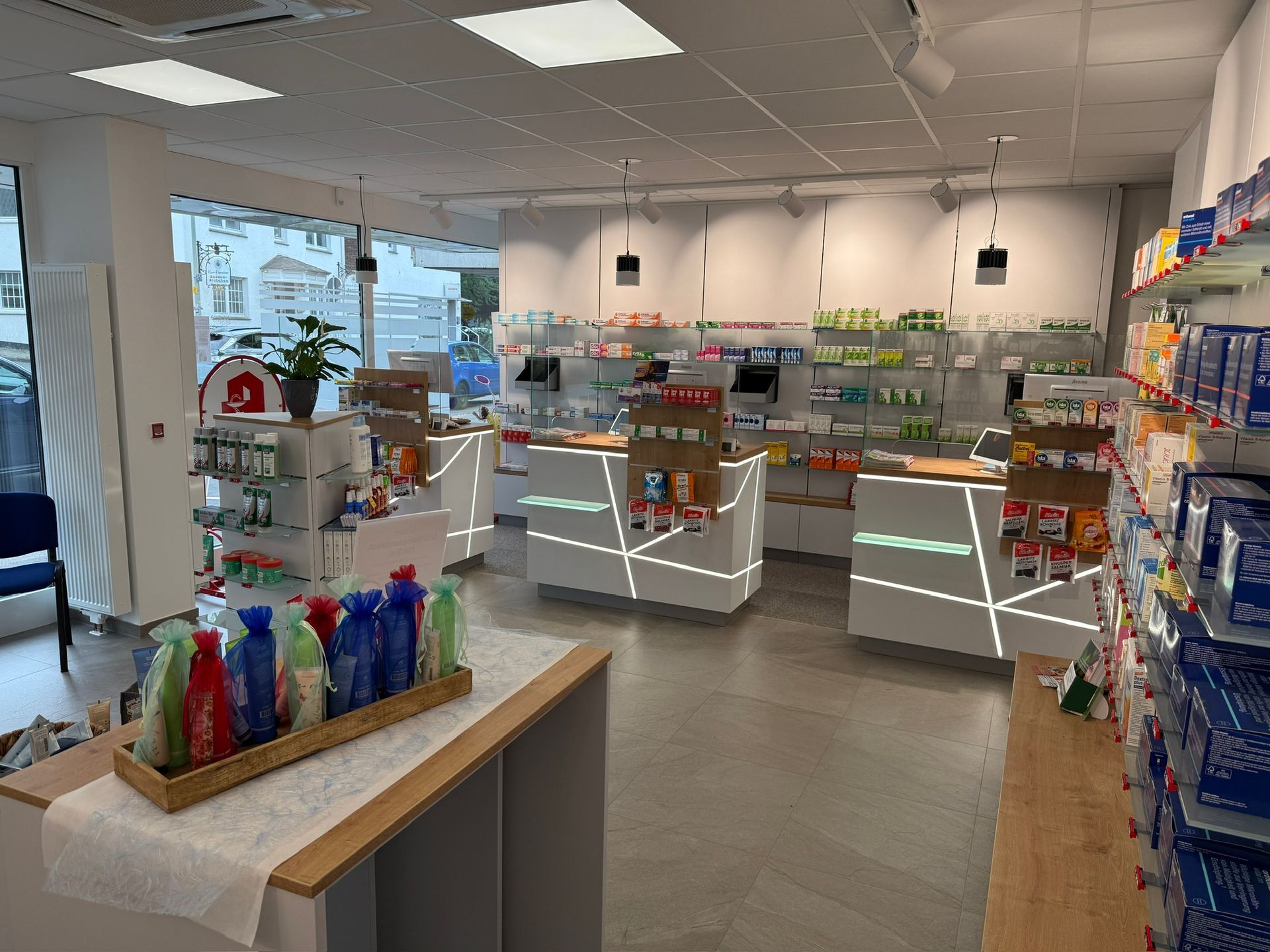 Eine Apotheke mit vielen Produkten in Regalen und auf einer Theke.