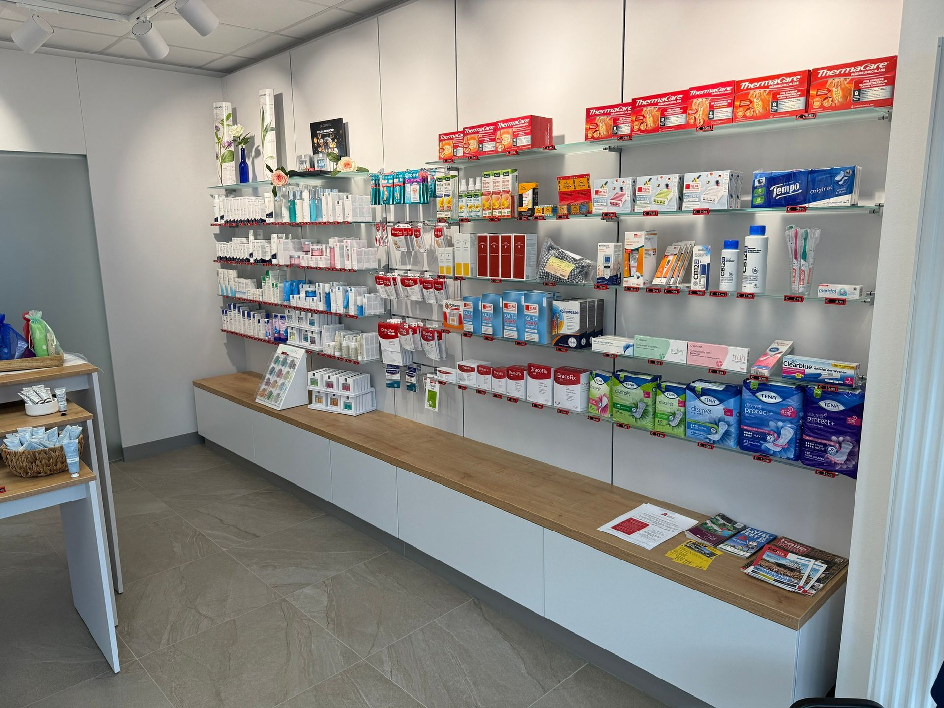 Eine Apotheke mit vielen Produkten in den Regalen