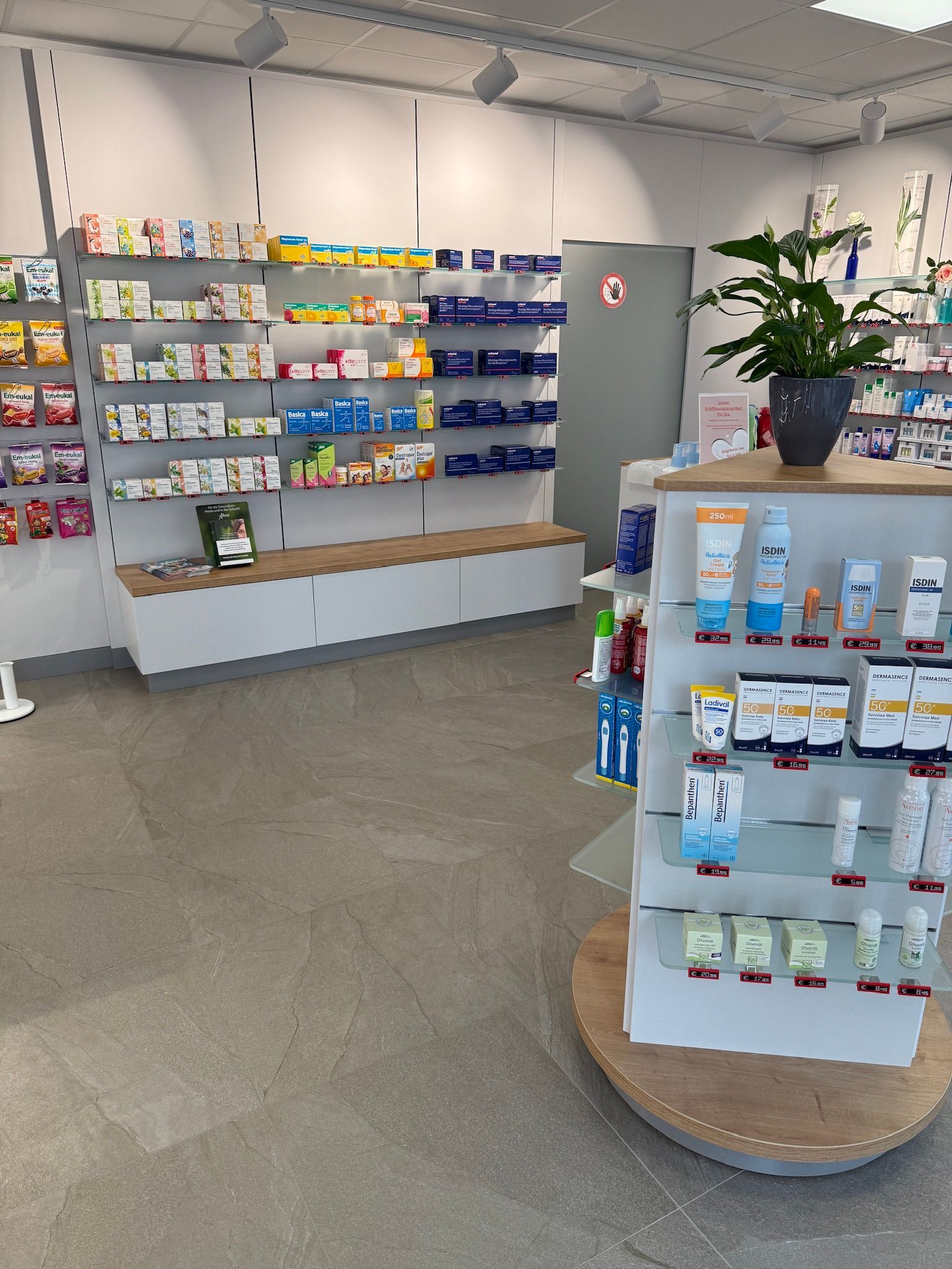 Das Innere einer Apotheke mit vielen Produkten gefüllt