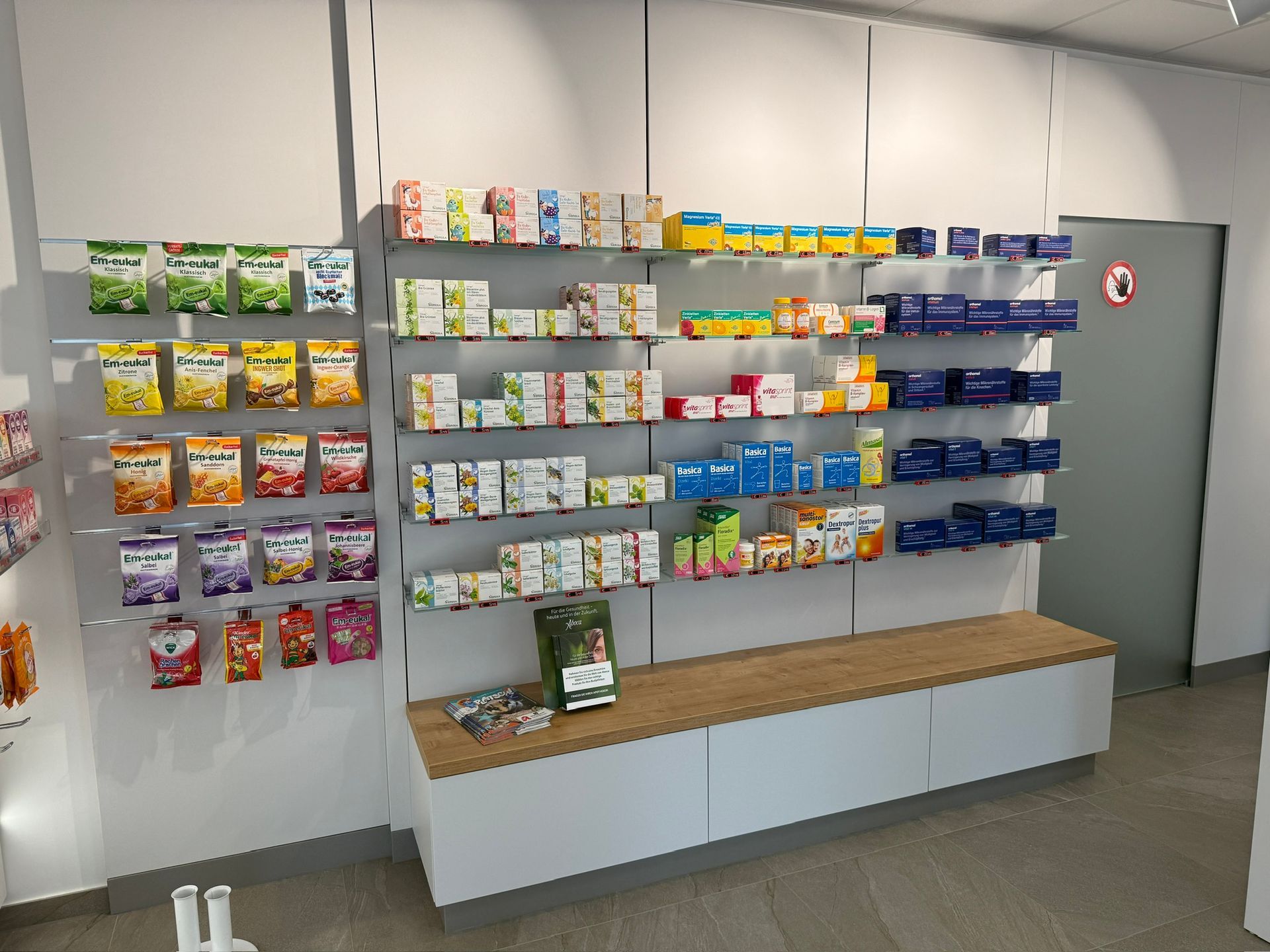 Eine Apotheke mit vielen Produkten in den Regalen