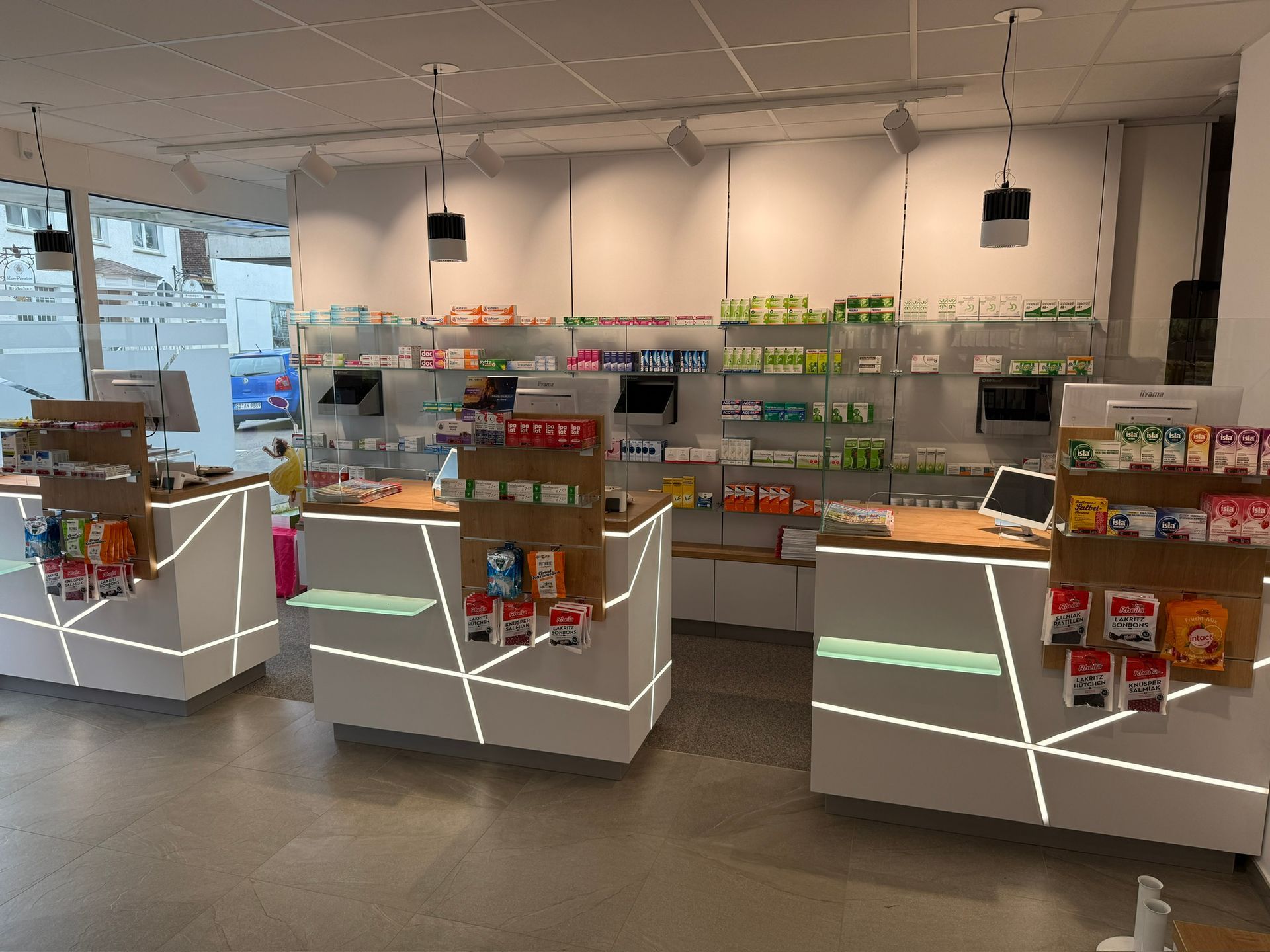 Eine Apotheke mit vielen Regalen und Theken