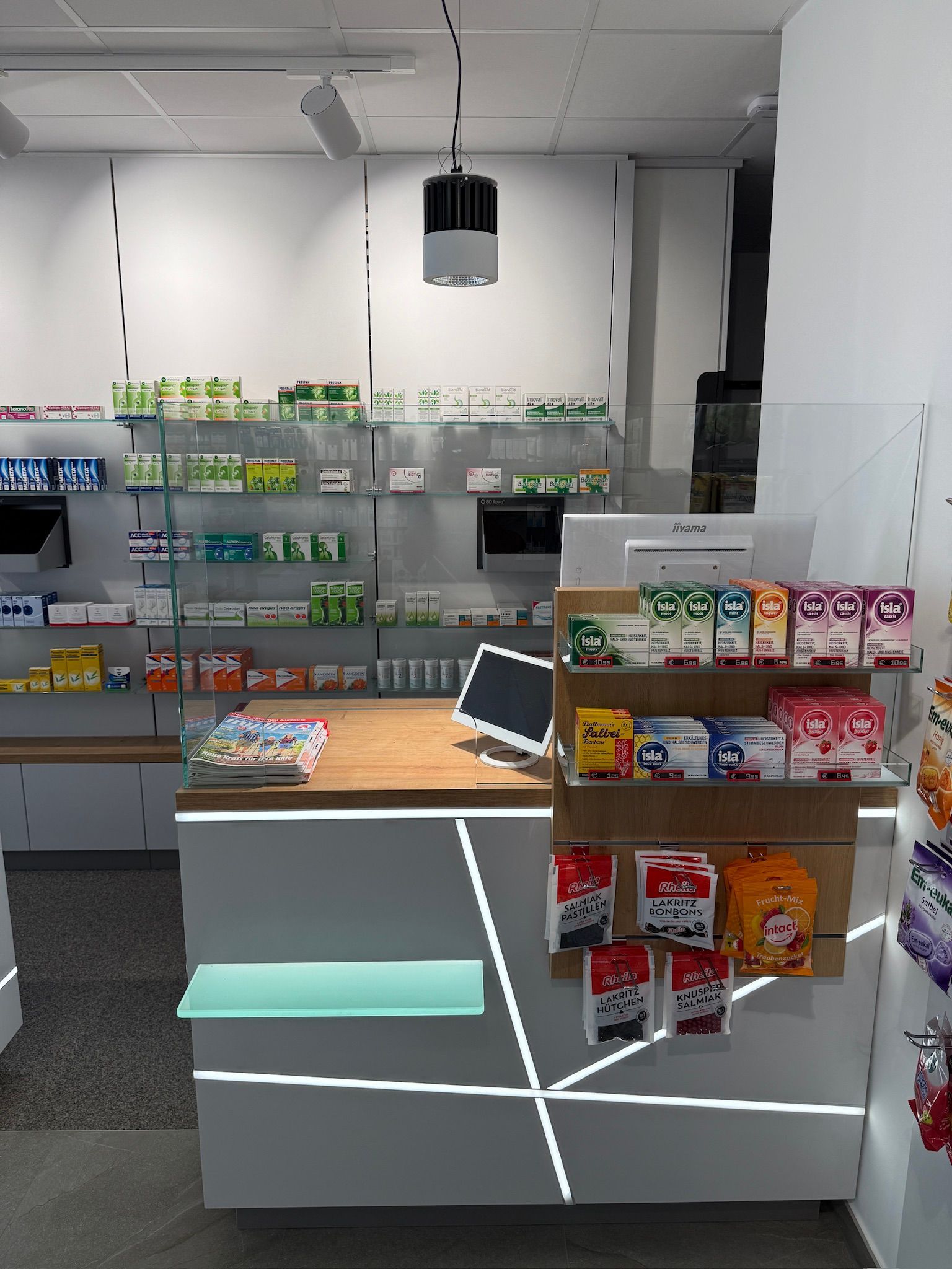 Ein Tresen in einer Apotheke mit einem Computer darauf