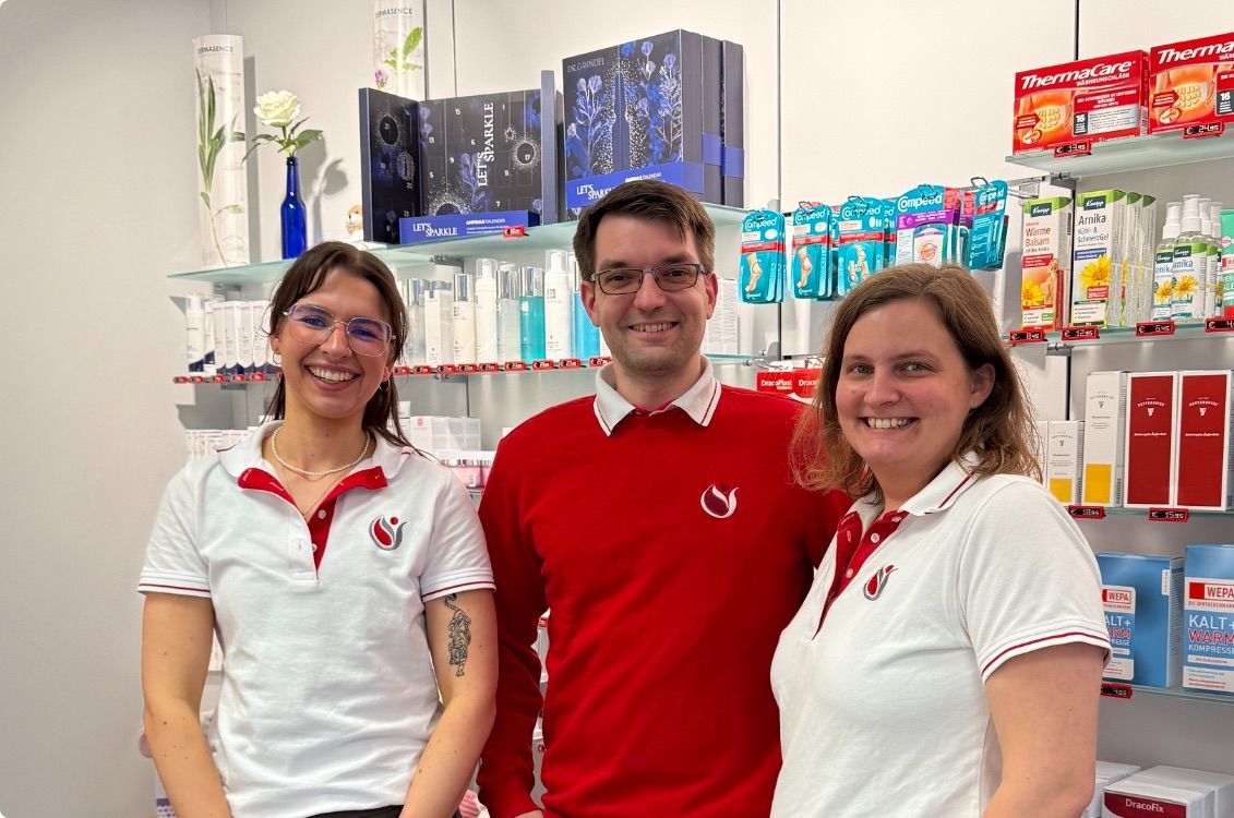 Ein Mann und eine Frau stehen Rücken an Rücken mit verschränkten Armen