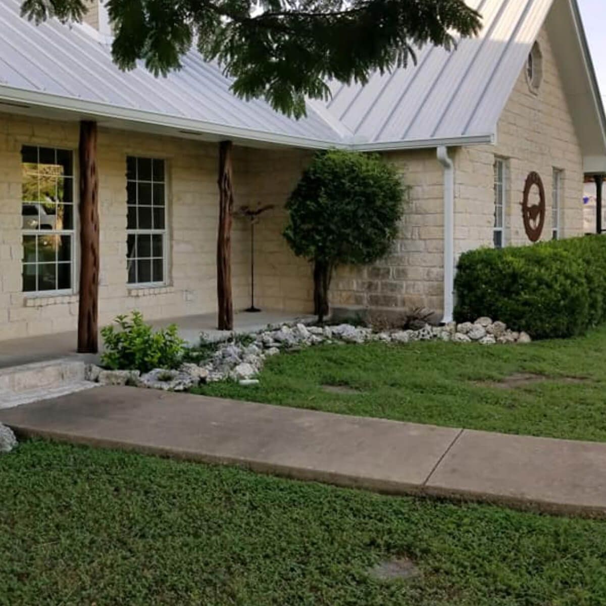 clean concrete sidewalk after pressure washing service in austin tx