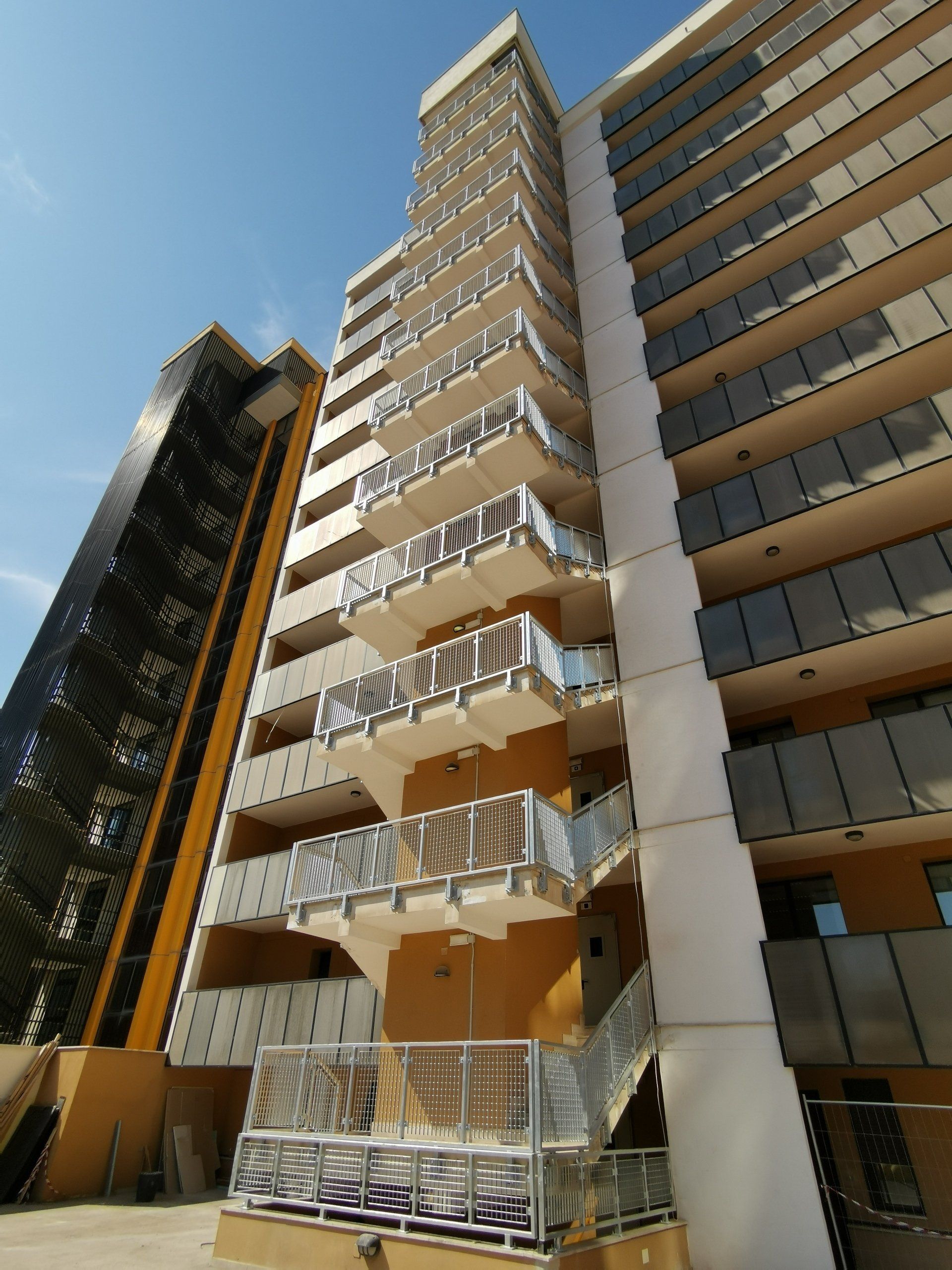 parapetti in ferro di balconi condominiali